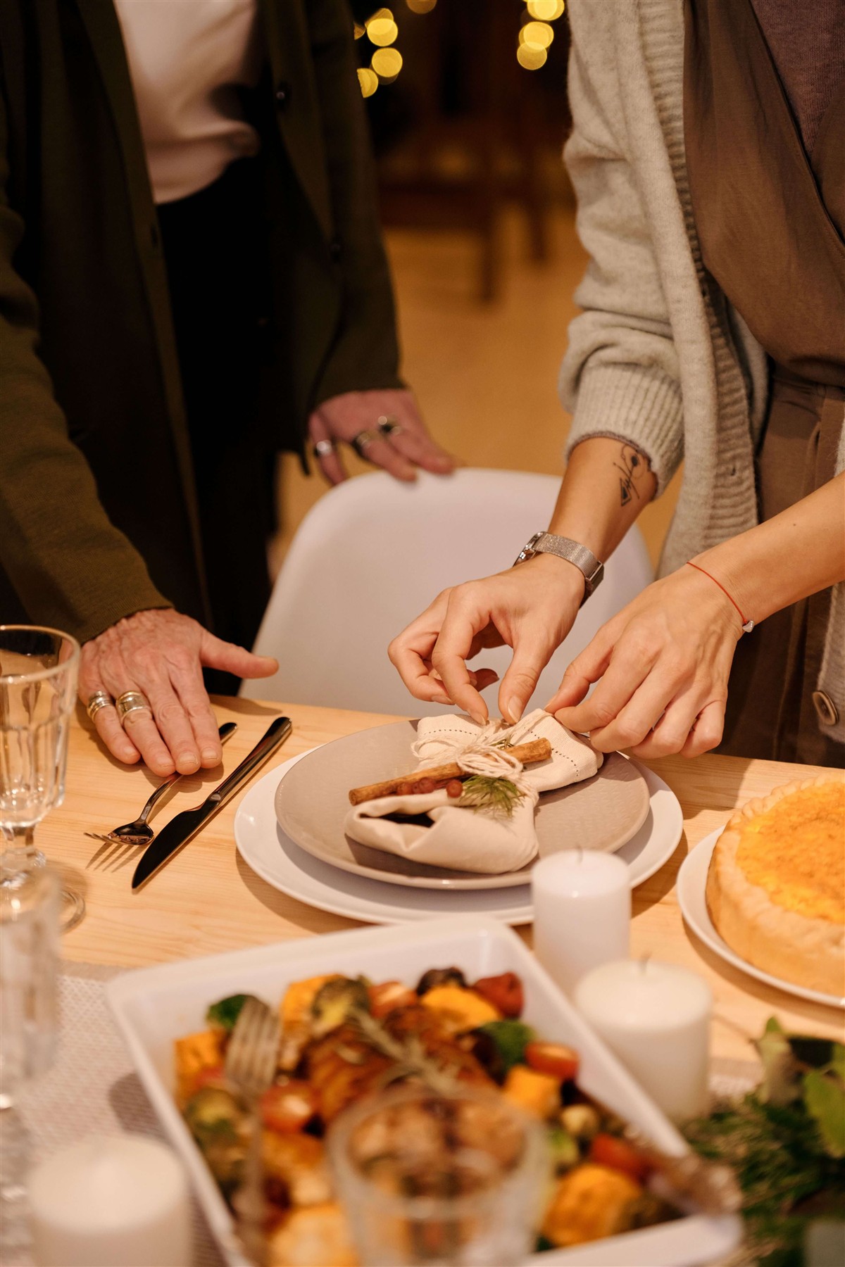 Família orando de mãos dadas à mesa